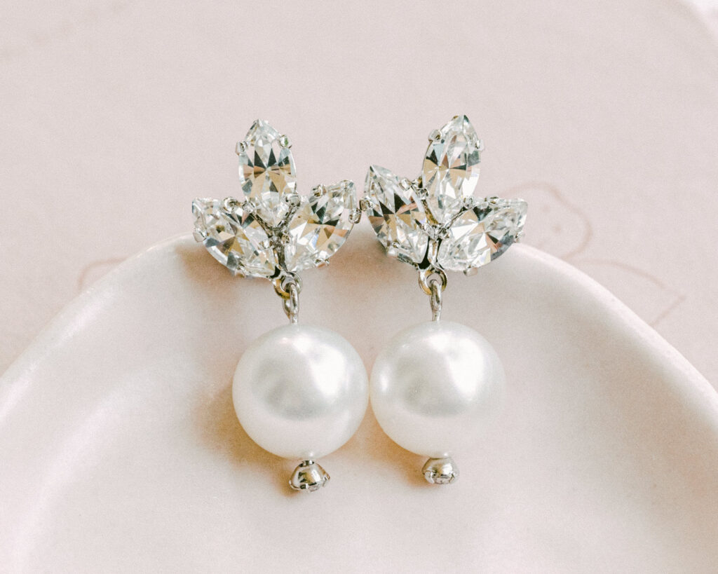The White Collection bridal earrings with pearls