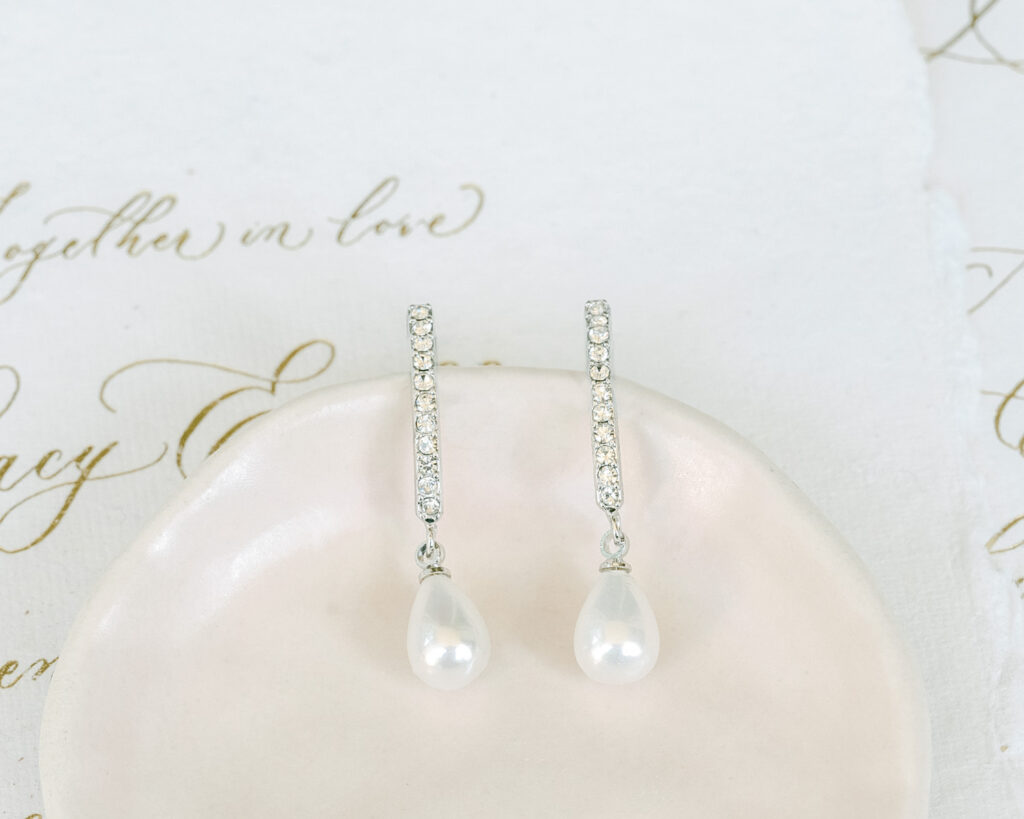 The White Collection bridal earrings with pearls