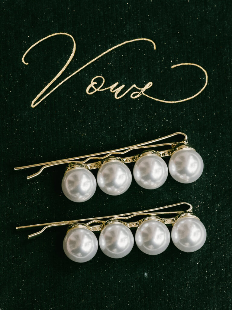 The White Collection bridal hair accessory with 4 pearls